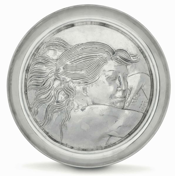 Piatto con volto di fanciulla. Rilievo in argento 925. Argenteria artistica italiana del XX secolo (argentiere De Giovanni Milano?)  - Asta Argenti antichi  - Associazione Nazionale - Case d'Asta italiane