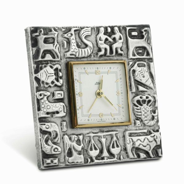 Sveglia da tavolo. Cornice in argento fuso e sagomato. Argenteria italiana del XX-XXI secolo per Maison Cristian Dior  - Asta Argenti antichi  - Associazione Nazionale - Case d'Asta italiane