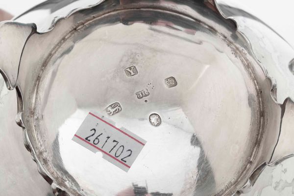 Zuccheriera. Argento fuso, sbalzato e cesellato. MArchio della citt di Sheffield per lanno 1866 e dellargentiere J.R (John Round ?)  - Asta Argenti antichi  - Associazione Nazionale - Case d'Asta italiane