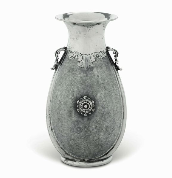 Vaso. Argento fuso, sbalzato e cesellato. Argenteria artistica italiana del XX secolo. Argentiere milanese (?) per Mario Buccellati  - Asta Argenti antichi  - Associazione Nazionale - Case d'Asta italiane