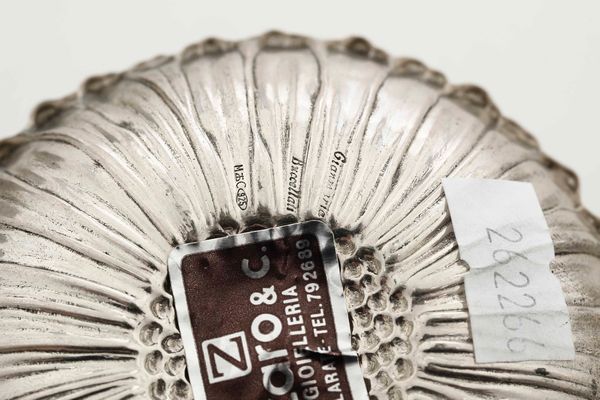 Due segnaposti a girasole. Argento fuso e sagomato. Argenteria artistica italiana del XX-XXI secolo. Argentiere Clementi, Bologna per Gianmaria Buccellati  - Asta Argenti antichi  - Associazione Nazionale - Case d'Asta italiane