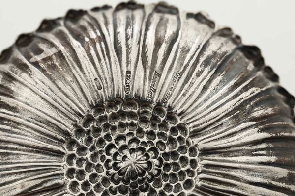 Due segnaposti a girasole. Argento fuso e sagomato. Argenteria artistica italiana del XX-XXI secolo. Argentiere Clementi, Bologna per Gianmaria Buccellati  - Asta Argenti antichi  - Associazione Nazionale - Case d'Asta italiane