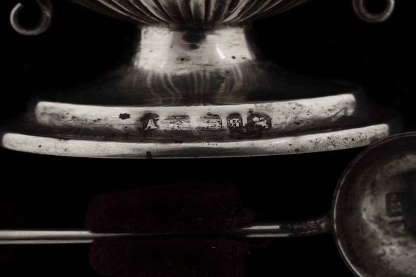 Coppia di salierine. Argento fuso, sbalzato e cesellato. Birmingham 1892 e 1893. Argentiere non identificato  - Asta Argenti antichi  - Associazione Nazionale - Case d'Asta italiane