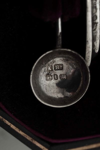 Coppia di salierine. Argento fuso, sbalzato e cesellato. Birmingham 1892 e 1893. Argentiere non identificato  - Asta Argenti antichi  - Associazione Nazionale - Case d'Asta italiane