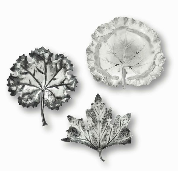 Tre segnaposti a foglia. Argento fuso e sagomato. Argenteria artistica italiana del XX-XXI secolo. Argentiere Pradella, Milano per Mario Buccellati  - Asta Argenti antichi  - Associazione Nazionale - Case d'Asta italiane