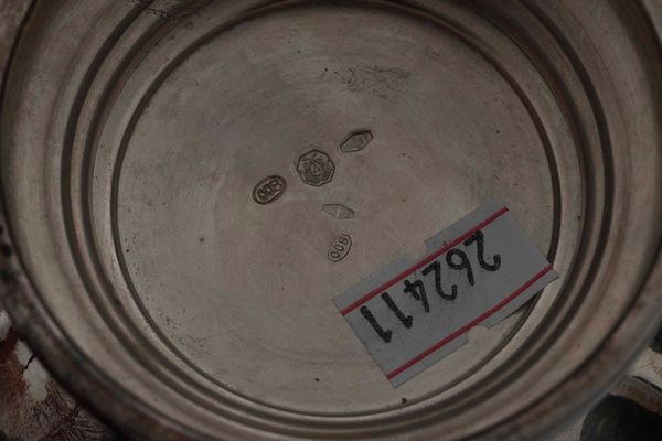 Servizio composto da caffettiera, lattiera e zuccheriera. Argento fuso, sagomato, cesellato e legno ebanizzato.  - Asta Argenti antichi  - Associazione Nazionale - Case d'Asta italiane