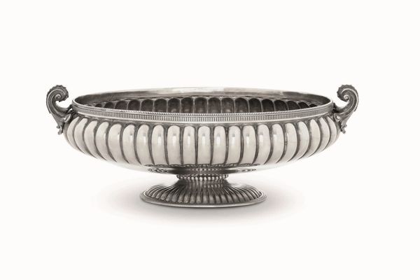 Centrotavola. Argento fuso, sagomato e cesellato. Argenteria artistica milanese del XX secolo  - Asta Argenti antichi  - Associazione Nazionale - Case d'Asta italiane
