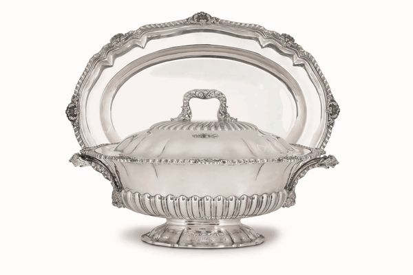 Zuppiera con prsentoir. Argento 925 fuso, sagomato e cesellato. Argenteria artistica milanese del XX secolo. Argentiere Ilario Pradella per gioielleria Ventrella Roma  - Asta Argenti antichi  - Associazione Nazionale - Case d'Asta italiane