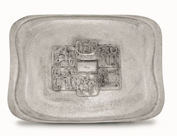 Vassoio. Argento fuso, sbalzato, martellato e cesellato. Argenteria artistica italiana della seconda met del XX secolo  - Asta Argenti antichi  - Associazione Nazionale - Case d'Asta italiane