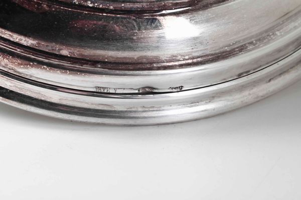 Versatoio. Argento fuso, sagomato e cesellato. Argenteria artistica italiana del XX secolo  - Asta Argenti antichi  - Associazione Nazionale - Case d'Asta italiane