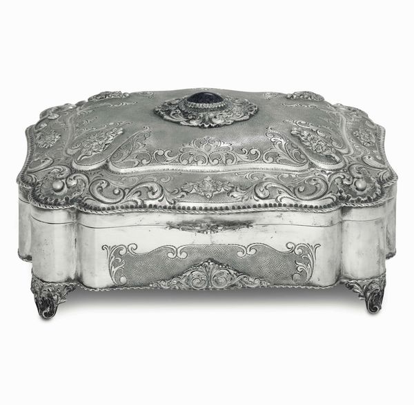 Portagioie. Argento fuso, sagomato e cesellato, castone con pietra blu cabochon. Argenteria artistica italiana del XX secolo. Argentiere entico Goretta, Alessandria  - Asta Argenti antichi  - Associazione Nazionale - Case d'Asta italiane