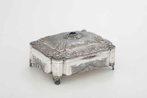 Portagioie. Argento fuso, sagomato e cesellato, castone con pietra blu cabochon. Argenteria artistica italiana del XX secolo. Argentiere entico Goretta, Alessandria  - Asta Argenti antichi  - Associazione Nazionale - Case d'Asta italiane