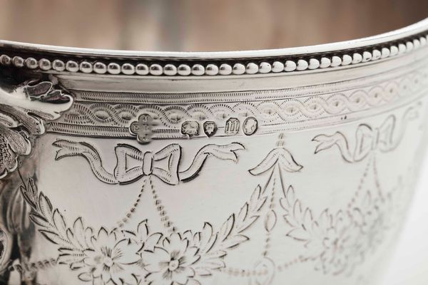 Servizio composto da caffettiera teiera e zuccheriera. Marchi della citt di Londra per lanno 1868 e dellargentiere (non identificato)  - Asta Argenti antichi  - Associazione Nazionale - Case d'Asta italiane