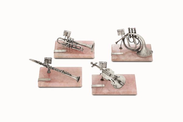 Quattro segnaposto a foggia di strumenti musicali. Argento fuso e sagomato. Argenteria artistica del XX secolo (Italia?)  - Asta Argenti antichi  - Associazione Nazionale - Case d'Asta italiane