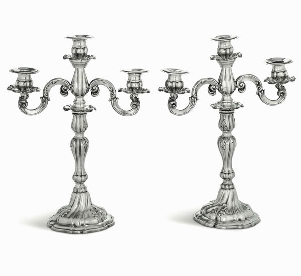 Coppia di candelabri a tre fiamme in argento. Argenteria artistica italiana del XX secolo  - Asta Argenti antichi  - Associazione Nazionale - Case d'Asta italiane