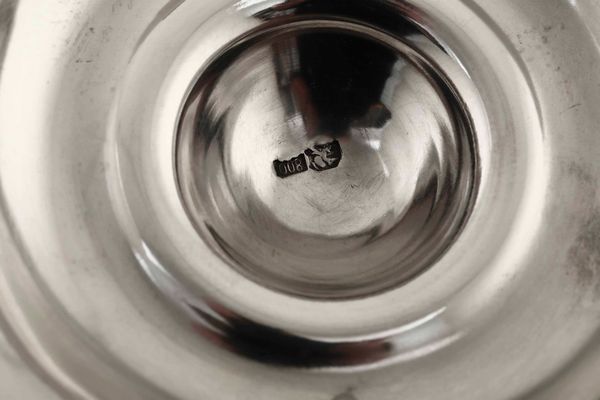 Coppia di candelabri a tre fiamme in argento. Argenteria artistica italiana del XX secolo  - Asta Argenti antichi  - Associazione Nazionale - Case d'Asta italiane