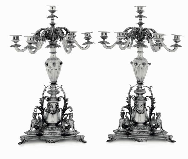 Importante coppia di candelabri a sette fiamme. Argento fuso, sagomato e cesellato. Argenteria artistica del XX secolo (Italia?)  - Asta Argenti antichi  - Associazione Nazionale - Case d'Asta italiane