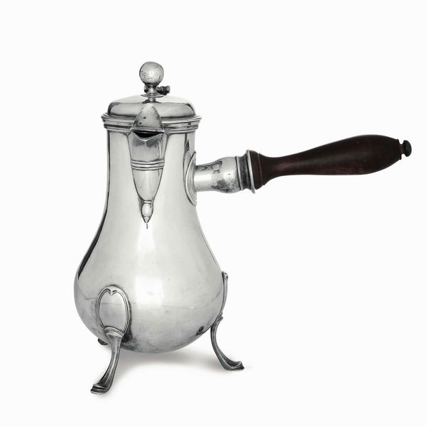 Caffettiera. Argento fuso, sbalzato e cesellato. Manico in legno ebanizzato. Lione seconda met del XVIII secolo. Marchio dellargentiere QI sormontato da corona (non identificato)  - Asta Argenti antichi  - Associazione Nazionale - Case d'Asta italiane