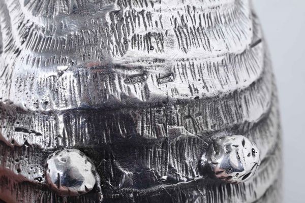 Coppia di nautilus. Argento 925 fuso, sbalzato, cesellato e castoni ovali con turchesi e coralli. Manifattura artistica fiorentina del XX secolo  - Asta Argenti antichi  - Associazione Nazionale - Case d'Asta italiane