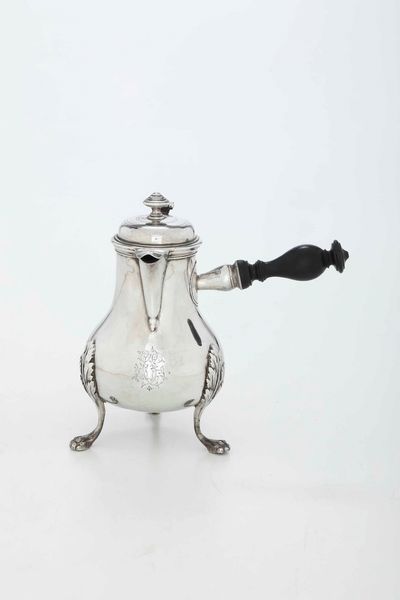 Caffettiera. Argento primo titolo fuso, sbalzato e cesellato. Francia XIX secolo  - Asta Argenti antichi  - Associazione Nazionale - Case d'Asta italiane