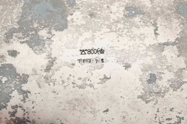 Vassoio. Argento fuso, sbalzato e cesellato. Argenteria artistica tedesca del XIX-XX secolo  - Asta Argenti antichi  - Associazione Nazionale - Case d'Asta italiane