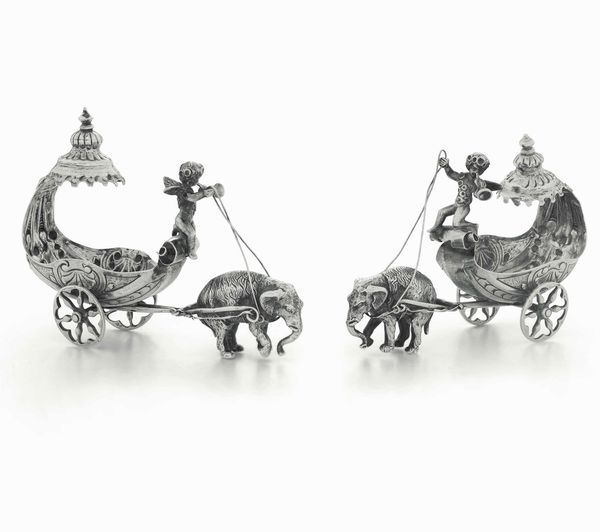 Coppia di saliere in argento fuso, sbalzato e cesellato. Germania, Hanau (?) XIX-XX secolo  - Asta Argenti antichi  - Associazione Nazionale - Case d'Asta italiane