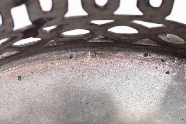 Cestino. Argento fuso, traforato e cesellato. Europa centrale XIX-XX secolo. Marchio di importazione austro ungarico in uso dal 1891 al 1901 e dellargentiere viennese Schwarz & Steiner  - Asta Argenti antichi  - Associazione Nazionale - Case d'Asta italiane