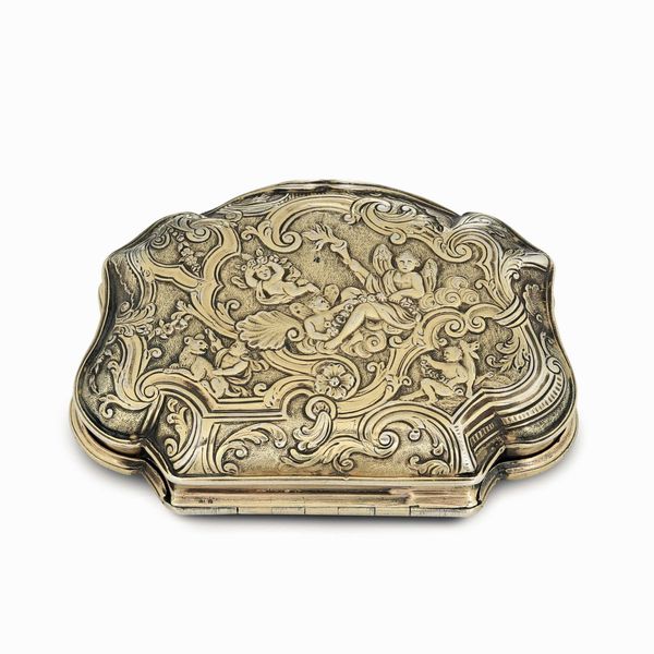 Tabacchiera. Argento fuso, sbalzato, cesellato e dorato. Parigi 1735, saggiatore e contrassaggiatore Hubert Louvet, marchio dell�argentiere consunto  - Asta Argenti antichi  - Associazione Nazionale - Case d'Asta italiane