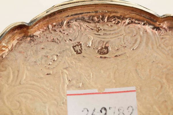 Tabacchiera. Argento fuso, sbalzato, cesellato e dorato. Parigi 1735, saggiatore e contrassaggiatore Hubert Louvet, marchio dell�argentiere consunto  - Asta Argenti antichi  - Associazione Nazionale - Case d'Asta italiane