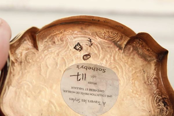 Tabacchiera. Argento fuso, sbalzato, cesellato e dorato. Parigi 1735, saggiatore e contrassaggiatore Hubert Louvet, marchio dell�argentiere consunto  - Asta Argenti antichi  - Associazione Nazionale - Case d'Asta italiane