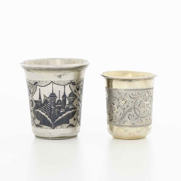 Due bicchieri. Argento sbalzato, cesellato, dorato e niellato. Uno Mosca 1872, assaggiatore Viktor Savinkov. Argentiere non identificato. Uno Mosca 1860, assaggiatore I.Avdeyev. Argentiere non identificato  - Asta Argenti antichi  - Associazione Nazionale - Case d'Asta italiane