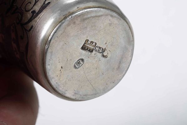 Due bicchieri. Argento sbalzato, cesellato, dorato e niellato. Uno Mosca 1872, assaggiatore Viktor Savinkov. Argentiere non identificato. Uno Mosca 1860, assaggiatore I.Avdeyev. Argentiere non identificato  - Asta Argenti antichi  - Associazione Nazionale - Case d'Asta italiane