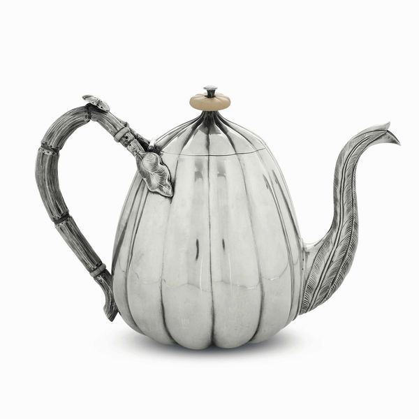 Teiera. Argento fuso, sbalzato e cesellato. Sanpietroburgo 1857. Assaggiatore E.Brandeburg. Marchio dellargentiere consunto di difficile lettura  - Asta Argenti antichi  - Associazione Nazionale - Case d'Asta italiane