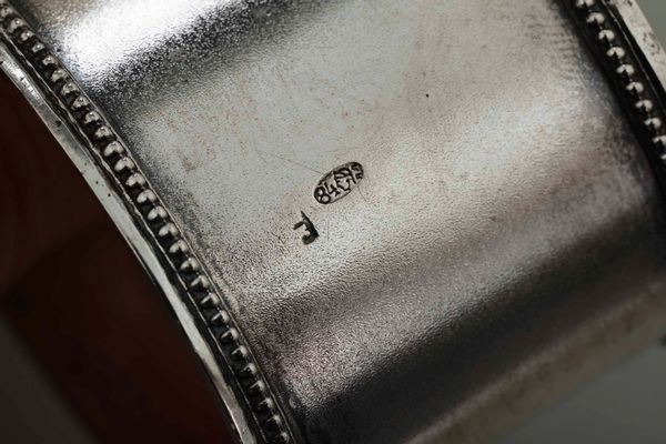 Tete  tete con portauovo. Argento fuso, sbalzato e cesellato. Russia 1908-1917  - Asta Argenti antichi  - Associazione Nazionale - Case d'Asta italiane