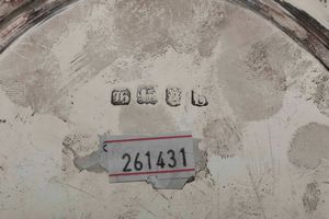 Salver. Argento fuso, sbalzato e cesellato. Marchi della città di Londra per l’anno 1777 e dell’argentiere (non identificato)  - Asta Argenti antichi  - Associazione Nazionale - Case d'Asta italiane