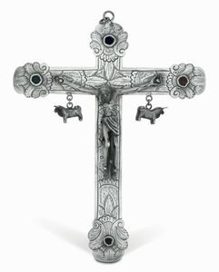 Crocifisso. Argento fuso e cesellato. Castoni con pietre colorate. Produzione coloniale sud americana (Per?) del XVIII secolo  - Asta Argenti antichi  - Associazione Nazionale - Case d'Asta italiane