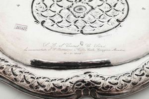 Vassoio. Argento fuso, sbalzato e cesellato. Marchi della citt di Torino. Assaggiatore Giovanni Damonde (?) e dellargentiere Santo con bandiera e iniziali MP (documentato ma non identificato). Torino XVIII secolo  - Asta Argenti antichi  - Associazione Nazionale - Case d'Asta italiane