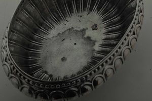 Zuccheriera. Argento fuso, sbalzato e cesellato. Torino terzo quarto del XVIII secolo. Assaggiatore e contrassaggiatore Giuseppe Fontana  - Asta Argenti antichi  - Associazione Nazionale - Case d'Asta italiane