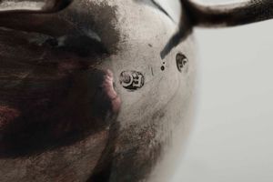 Caffettiera e zuccheriera. Argento fuso, sbalzato e cesellato. Argenteria neoclassica del XIX secolo (Veneto?). Argentiere F.C.  - Asta Argenti antichi  - Associazione Nazionale - Case d'Asta italiane