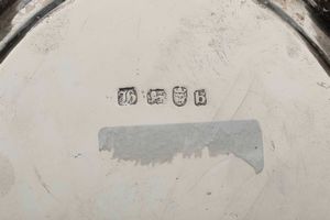 Salver. Argento fuso, sbalzato e cesellato. Marchi della citt di Londra per lanno 1777 e dellargentiere (non identificato)  - Asta Argenti antichi  - Associazione Nazionale - Case d'Asta italiane