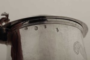 Tankard in argento  fuso, sbalzato e cesellato. Londra 1672, marchio dell'argentiere IG con stella (non identificato)  - Asta Argenti antichi  - Associazione Nazionale - Case d'Asta italiane
