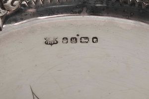 Piatto. Argento sterling fuso e cesellato. Inghilterra, marchio della citt di Sheffield per lanno 1875 e dellargentiere (non identificato)  - Asta Argenti antichi  - Associazione Nazionale - Case d'Asta italiane