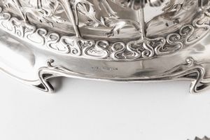 Centrotavola. Argento fuso, sbalzato, traforato e cesellato. Manifattura tedesca Wilkens & Sne, modello 133168 depositato nel 1899. Marchio 800 Marty Torino 1905  - Asta Argenti antichi  - Associazione Nazionale - Case d'Asta italiane