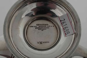 Caffettiera. Argento sterling fuso, sagomato e legno ebanizzato. Tiffany & Co. USA XX secolo  - Asta Argenti antichi  - Associazione Nazionale - Case d'Asta italiane