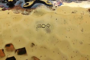 Centrotavola. Argento sterling fuso, martellato, cesellato e dorato. Manifattura anglosassone o americana del XX secolo  - Asta Argenti antichi  - Associazione Nazionale - Case d'Asta italiane