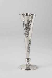 Portafiori. Argento fuso, sbalzato e cesellato. Cina inizio XX secolo  - Asta Argenti antichi  - Associazione Nazionale - Case d'Asta italiane