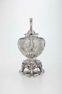 Kettle. Argento sterling fuso, sbalzato e inciso. Londra 1859, argentiere Edward John Barnard  - Asta Argenti antichi  - Associazione Nazionale - Case d'Asta italiane