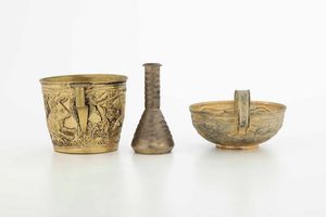 Due coppe e ampolla stile archeologico. Argento fuso, sbalzato, cesellato e dorato. Argenteria artistica greca del XX secolo. Orafo Lalaunis, Atene  - Asta Argenti antichi  - Associazione Nazionale - Case d'Asta italiane