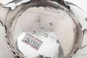 Zuccheriera. Argento fuso, sbalzato e cesellato. MArchio della citt di Sheffield per lanno 1866 e dellargentiere J.R (John Round ?)  - Asta Argenti antichi  - Associazione Nazionale - Case d'Asta italiane