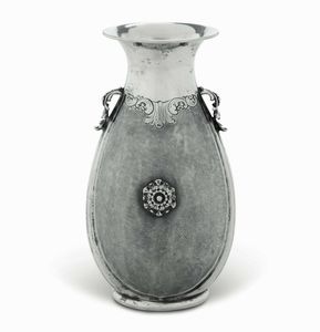 Vaso. Argento fuso, sbalzato e cesellato. Argenteria artistica italiana del XX secolo. Argentiere milanese (?) per Mario Buccellati  - Asta Argenti antichi  - Associazione Nazionale - Case d'Asta italiane